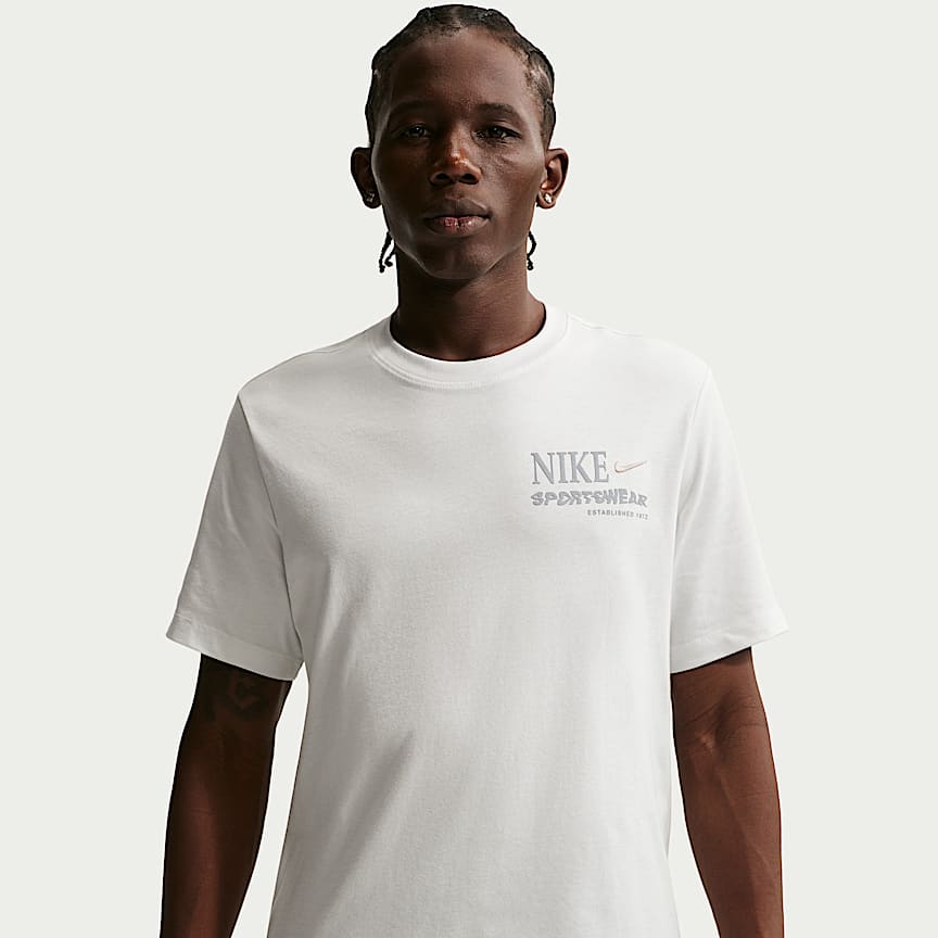 Nike Sportswear T-Shirt. Nike.com